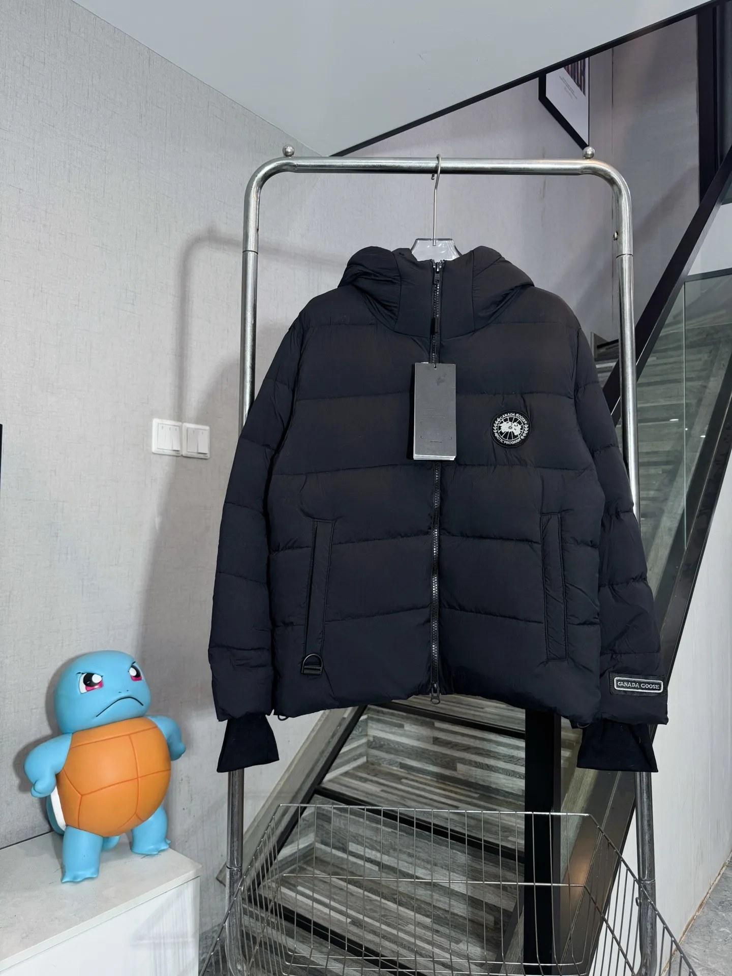 P730 model number: HE418 Canada Goose-Canada Goose hooded sleeves small label down jacket The fabric is made of high-density pure cotton gauze fabric, with a delicate and smooth feel. The inner filling is made of 50% white duck down, which has high fullness and good thermal insulation effect in winter. You can survive the winter in one piece of clothing. The original goose black label is sewn on the chest, and the nameplate letters and blouson sleeves are sewn on the cuffs to prevent winter wind.  Color: Picture Color Size: 1 2 3 4 Top! Canada 🦢➡️Canada Goose hooded reflective stripe down jacket has always been recognized as the warmest down jacket. Various Instagram celebrities, Internet celebrities, and celebrities often wear it for street photos. I do Canada Goose every year, but I still can’t get rid of my love for the geese. No matter how cold the weather is, there is no need to be afraid, because there are geese!  Down: 80% white duck down filling (real) 400 grams of down filling! Perfect fluffiness. Accessories: A full set of customized accessories. Canada Goose is the legendary warmest down jacket and is known as a must-have for Arctic outdoor sports! The most popular down jacket in the world, celebrities are rushing to buy it, it is a must-have!  Unisex Color: Black Size: M L